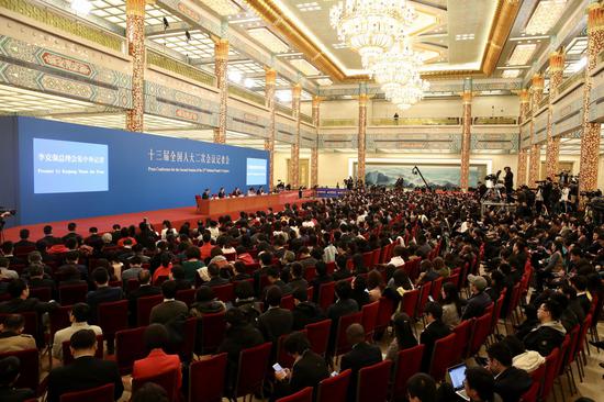3月15日，国务院总理李克强在人民大会堂会见中外记者。摄影/新京报记者 薛珺