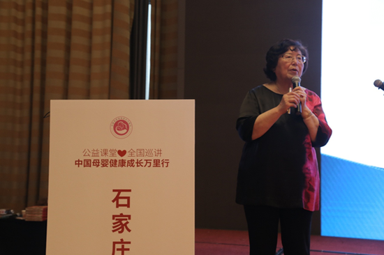 图片注:张思莱教授为现场的爸爸妈妈们认真授课