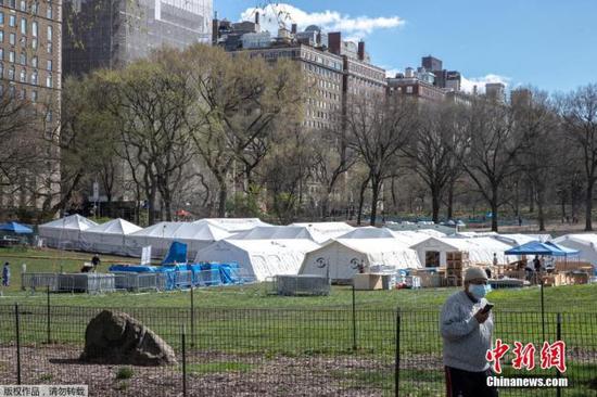 当地时间4月4日，美国纽约中央公园东草地搭建起的紧急野战医院的帐篷。