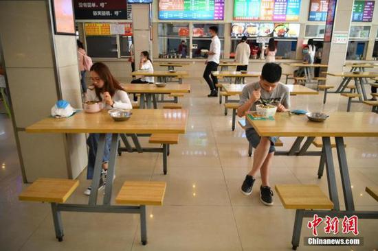 资料图：学校食堂。 中新社记者 刘冉阳 摄