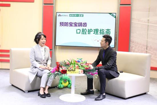北京和睦家医院口腔科医生姜静(左一)