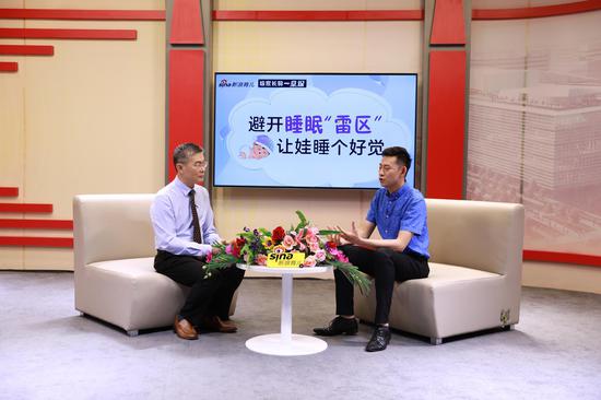北京和睦家医院 睡眠医学中心及耳鼻喉科主任、主任医师林忠辉（左一）