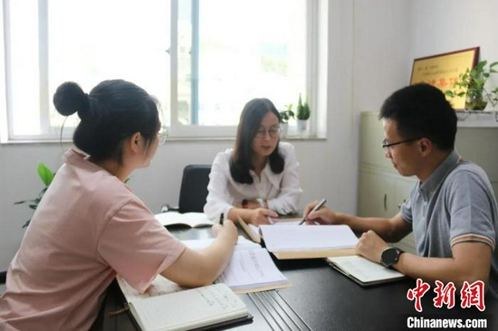 图为检察官审查情况。 古田县人民检察院 供图