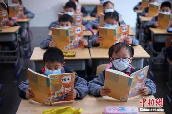 资料图:学生在教室内上课。 泱波 摄
