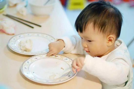 当孩子用吃饭来“威胁”你，如何给他制定饭桌规则?