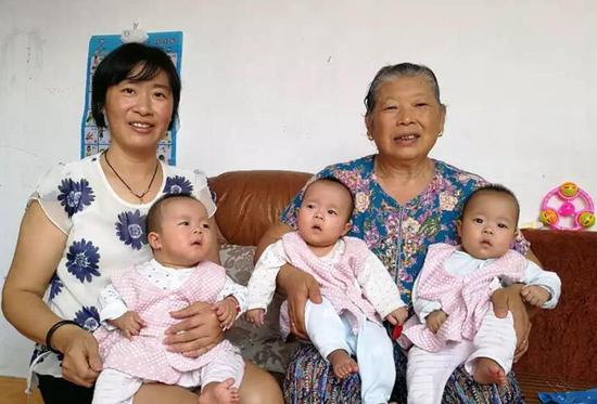 41岁外婆生下三胞胎