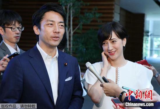 资料图:日本环境相小泉进次郎与妻子泷川雅美。