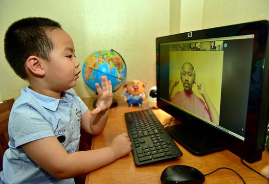 5月19日,北京市朝阳区,一家双语幼儿园的孩子正在通过视频上网课。摄影/章轲