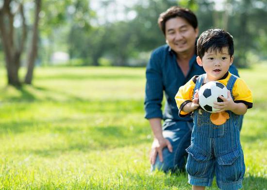 陪伴孩子成长 爸爸们这需要这几步!