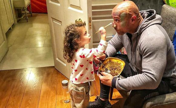 不小心走进女儿的“美容院”的爸爸们