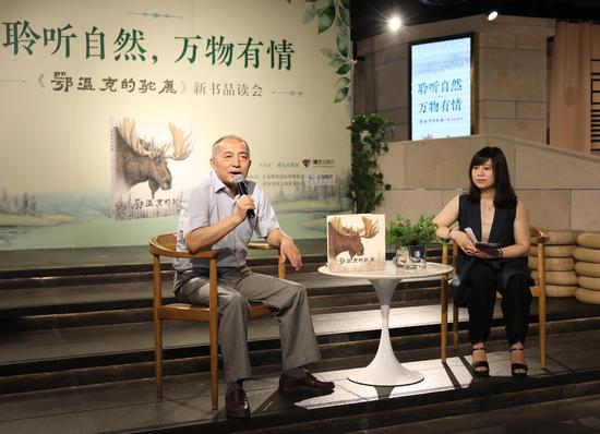 接力出版社总编辑白冰(左)和《中华读书报》总编辑助理陈香发言