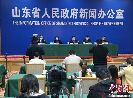 山东省政府4月7日召开新闻发布会介绍该省组织春季开学的有关工作情况。　赵晓　摄