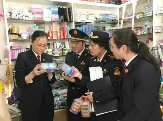 3月29日，上海市宝山区检察院在接到有商店正在销售“三无”水晶泥的线索后，未检检察官立刻联合有关部门前往现场调查。