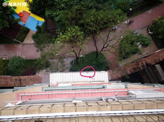红圈处是从楼上往下看,小女孩砸到雨棚的破损位置