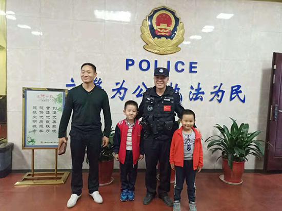 捡到钱包的两名幼童。警方供图