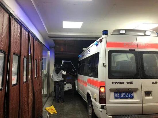 孕妇踩空掉进窨井窨井