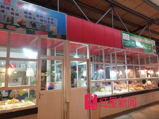 中间未挂牌店铺为陈某所开鱼丸店。图片来源：红星新闻