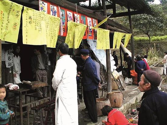 近年来，农村的封建迷信风气并未消失。湖南省邵阳市一些农村在举办葬礼时会请“大师”做法事烧冥纸，场面颇为壮观，花费不菲。 本文图片均来自方圆公众号