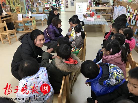 幼儿园请家长扮“人贩子”。