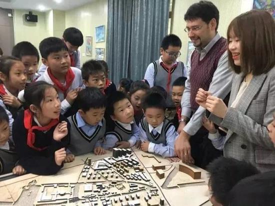 Vito的爸爸Raffaele博士来自威尼斯,他全英文讲授,自带翻译,带领孩子们从城市风格、城市结构、城市建设等方面做了一次环球旅行。