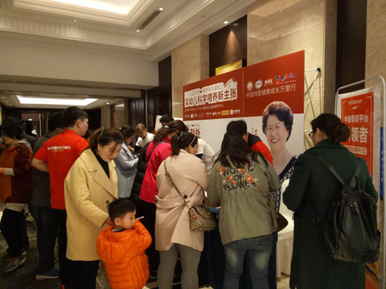 济南的宝爸宝妈们很积极,咱们现场的工作人员也忙得热火朝天。