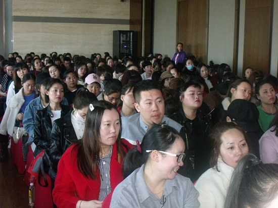 年轻的宝爸宝妈们听得很认真很仔细呢,老师讲解的关于生长曲线在宝宝喂养中的作用实在是特别有用的知识,以前知识了解,现在终于懂得了。