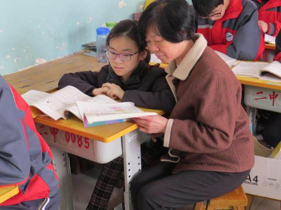 课堂上的张瑞欣和孙女刘宣诺。受访者供图