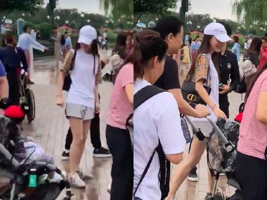 Angelababy带小海绵玩上海迪士尼,不时回头看孩子