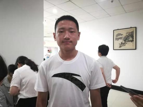 8月14日，清华年龄最小新生鹿泽宇到清华报到。澎湃新闻记者 廖瑾 图