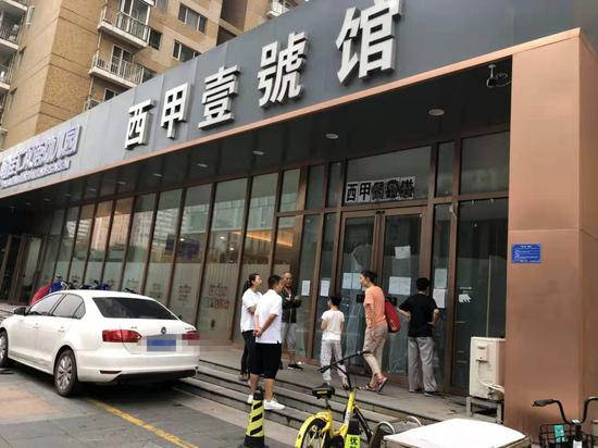 西甲壹号健身馆,每天都有会员来看情况,不能健身,也退不了卡。新京报记者 张静姝 摄