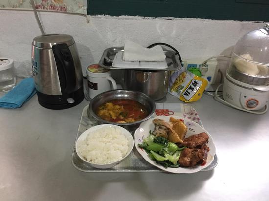 9月24日，房东给刘世豪送来的晚餐。新京报记者 张惠兰 摄