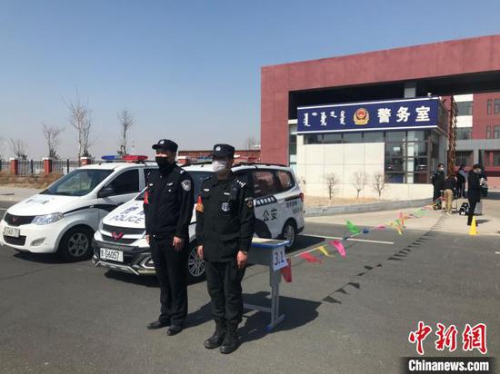 图为特警在校园周边巡逻执勤。 张林虎 摄