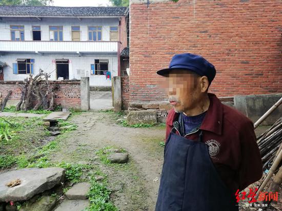 龚大爷讲述小敏遭儿媳打骂 红星新闻记者 袁伟 摄