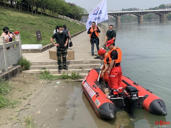 ↑救援队和消防队联合搜救