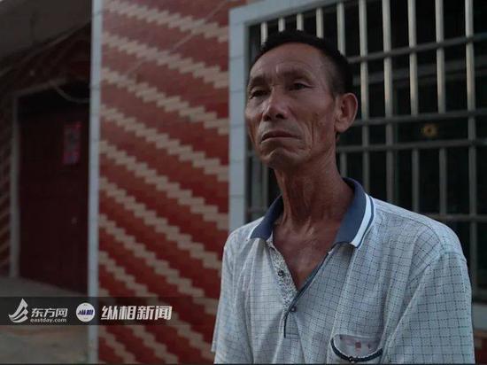 张永健在张国辉家门口接受采访。