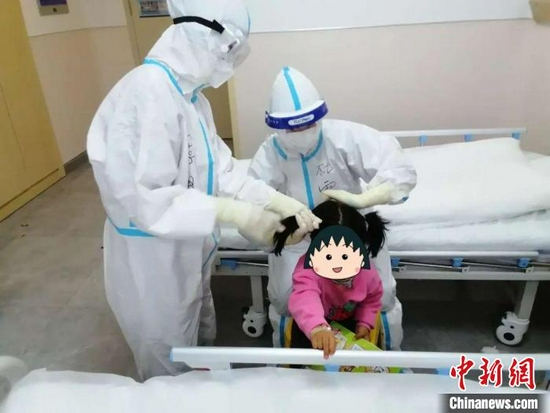 医护人员为小患者梳头。 张掖市第二人民医院供图