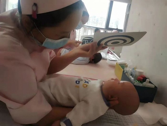 正在给宝宝做视力训练的堂姐