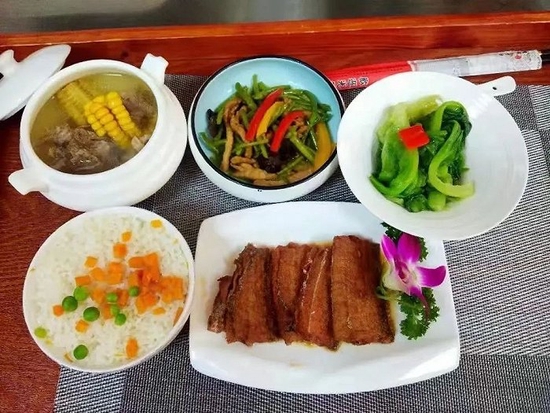月子中心提供的月子餐,荤素搭配