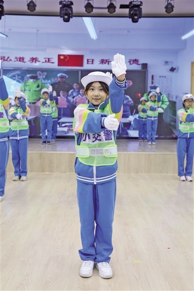 学生表演“交通手语操”。五一小学大兴一分校、二分校供图