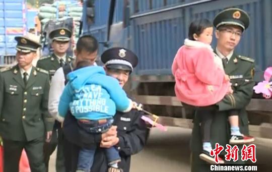 图为民警抱着被拐卖的儿童。 韦佳金 摄