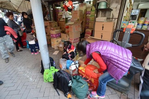 香港海关、入境处警务处采取联合行动打击水货活动。（香港《星岛日报》网站 资料图片）