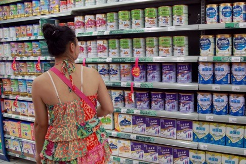 中国一名消费者在超市选购婴儿配方奶粉。 《柳叶刀》的研究估计，到2019年，全球配方奶粉销量估计将达到706亿美元，而中国将占逾半。图片来源：法新社
