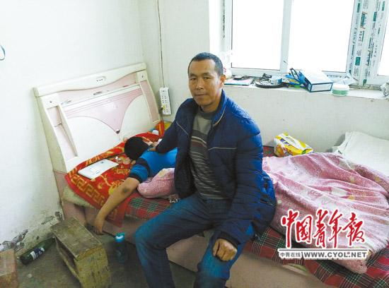 王红军父子搬进了韩家庄子村的棚房。初到时，地上堆着砖头和动物粪便
