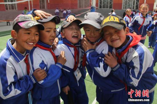 资料图：青海海南藏族自治州一民族寄宿小学内，学生正在课间休息玩耍。中新社发 郭雪媛 摄