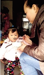 岳浩鹏妻子喂“嘟嘟”吃饭