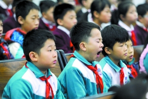 开学首日有学生在开学典礼上打哈欠