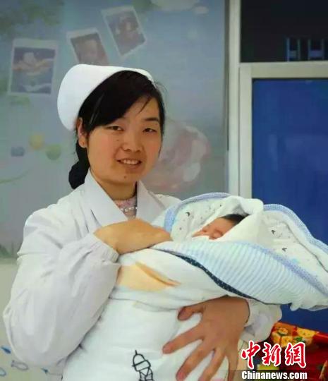 吴婵娟是医院妇产科的一名助产士 京钟 摄