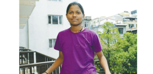 印度女孩普尔纳成最年轻的攀登珠峰者。