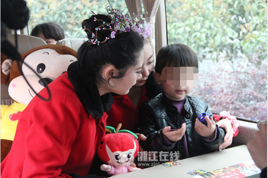 杭州乐园工作人员陪孩子玩耍，发现他扭蛋、抓娃娃机都很会玩。