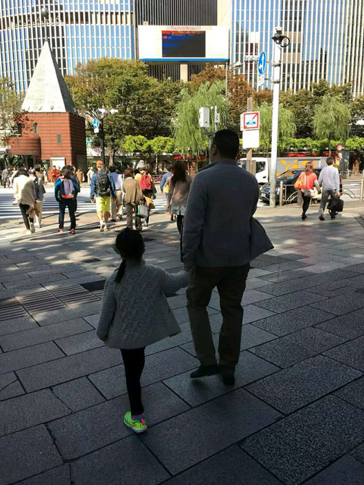 赵薇老公与女儿背影照